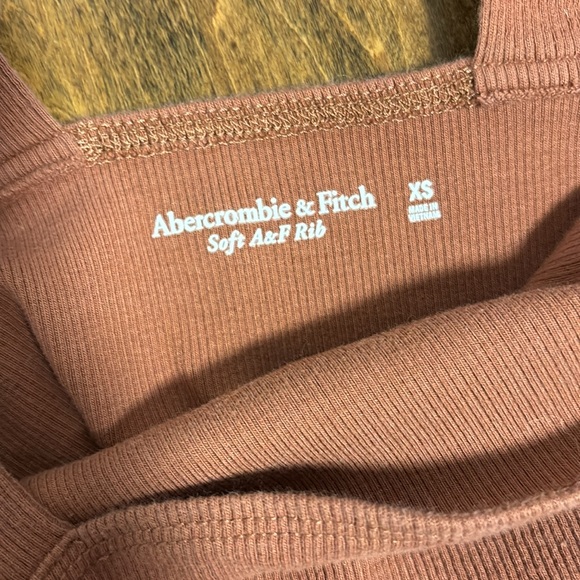 Abercrombie & Fitch cropped tank. - Picture 4 of 6